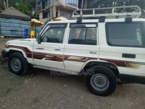 Toyota Land Cruiser 2011 Off white