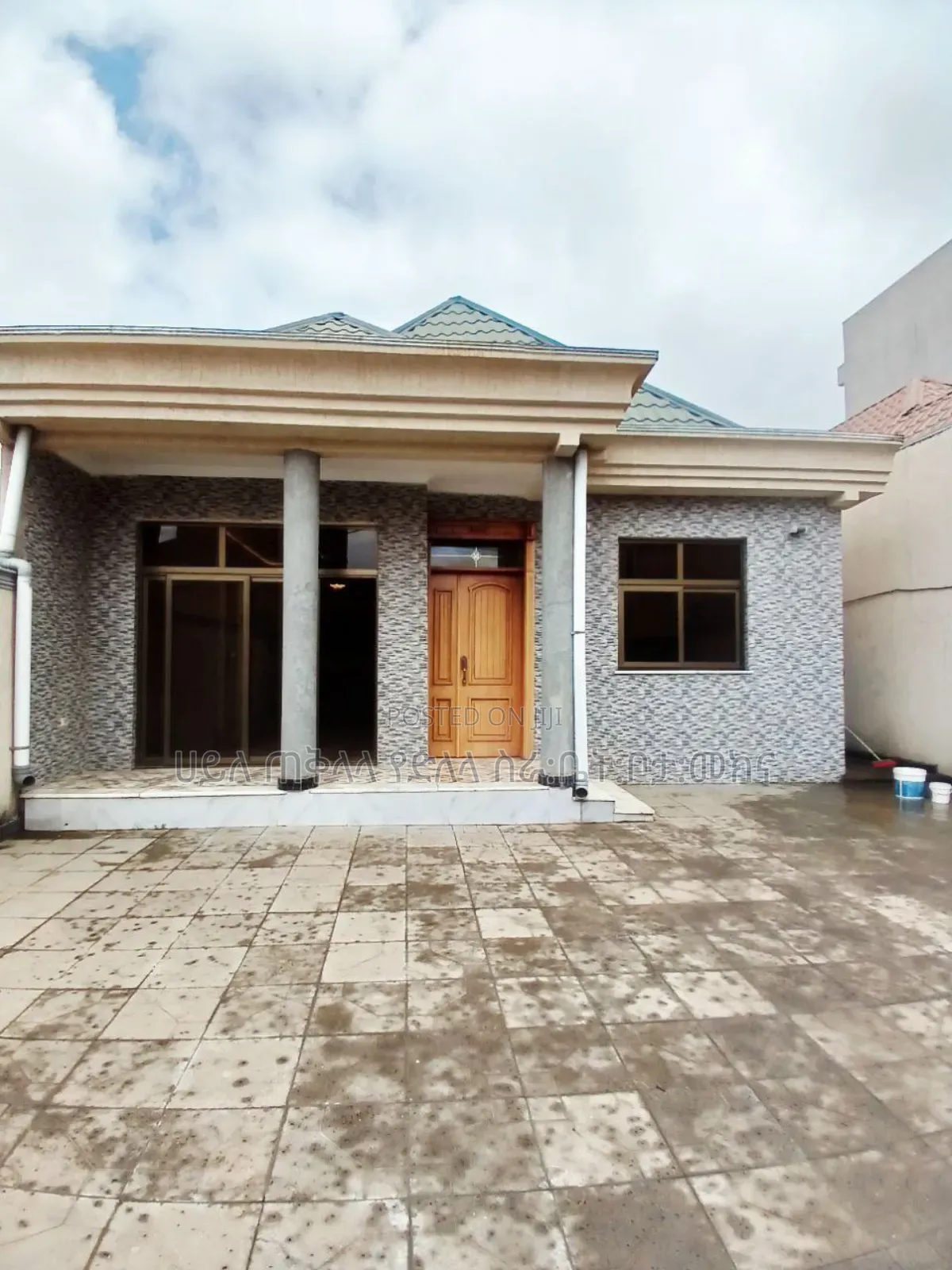 Furnished 3bdrm Villa in አያት አካባቢ ኮምፋውንድ ውስጥ, Yeka for sale