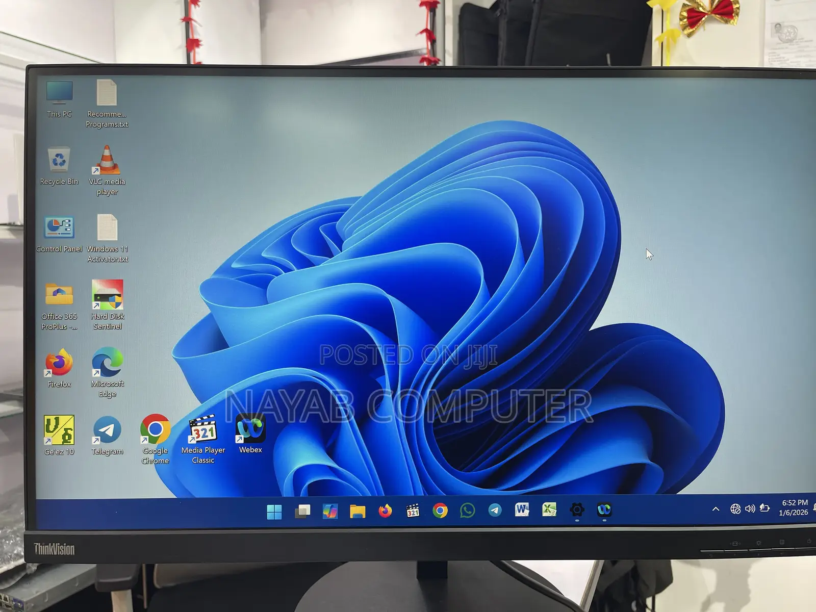 Monitor 27”
