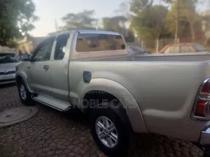 Toyota Hilux 2013 Gold