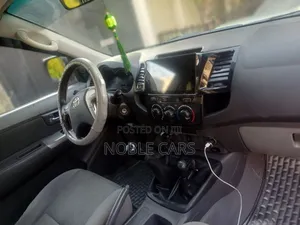 Toyota Hilux 2013 Gold