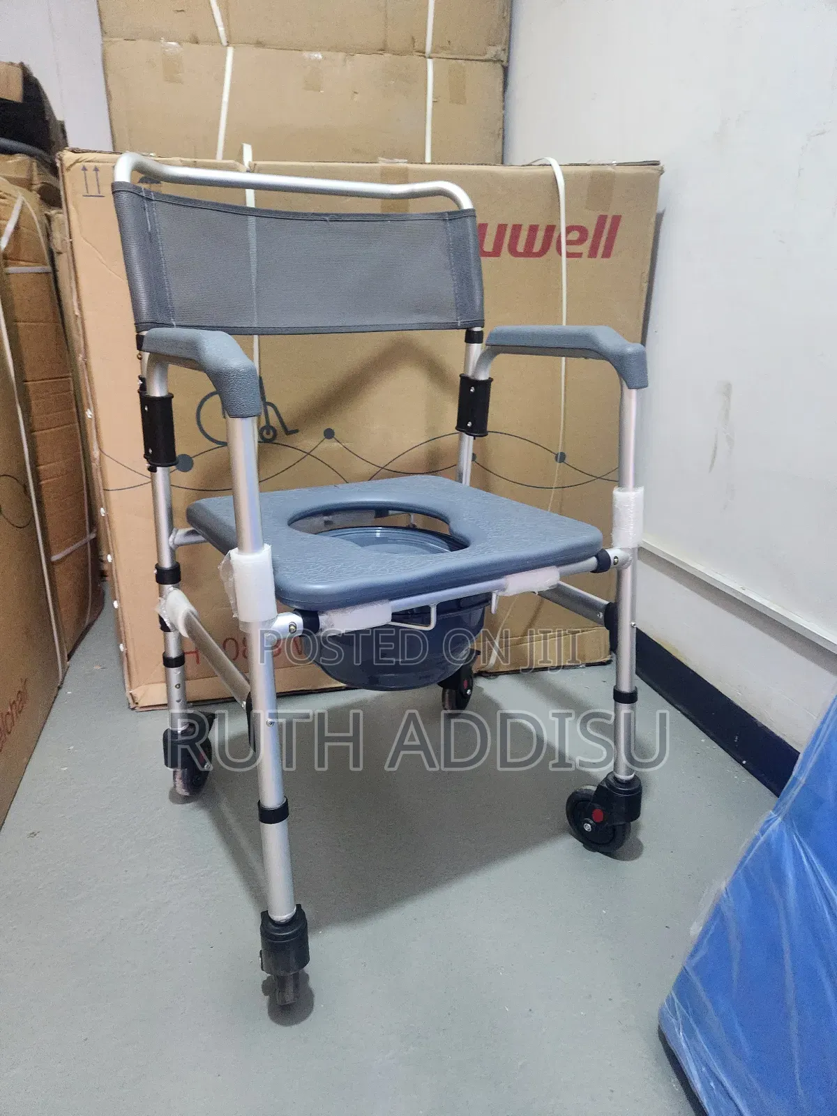 Commode Wheelchair Toilet Wheelchair ኮመሸድ ባለ ፖፖ የሻወር መውሰጃ ያለው ኮሞድ