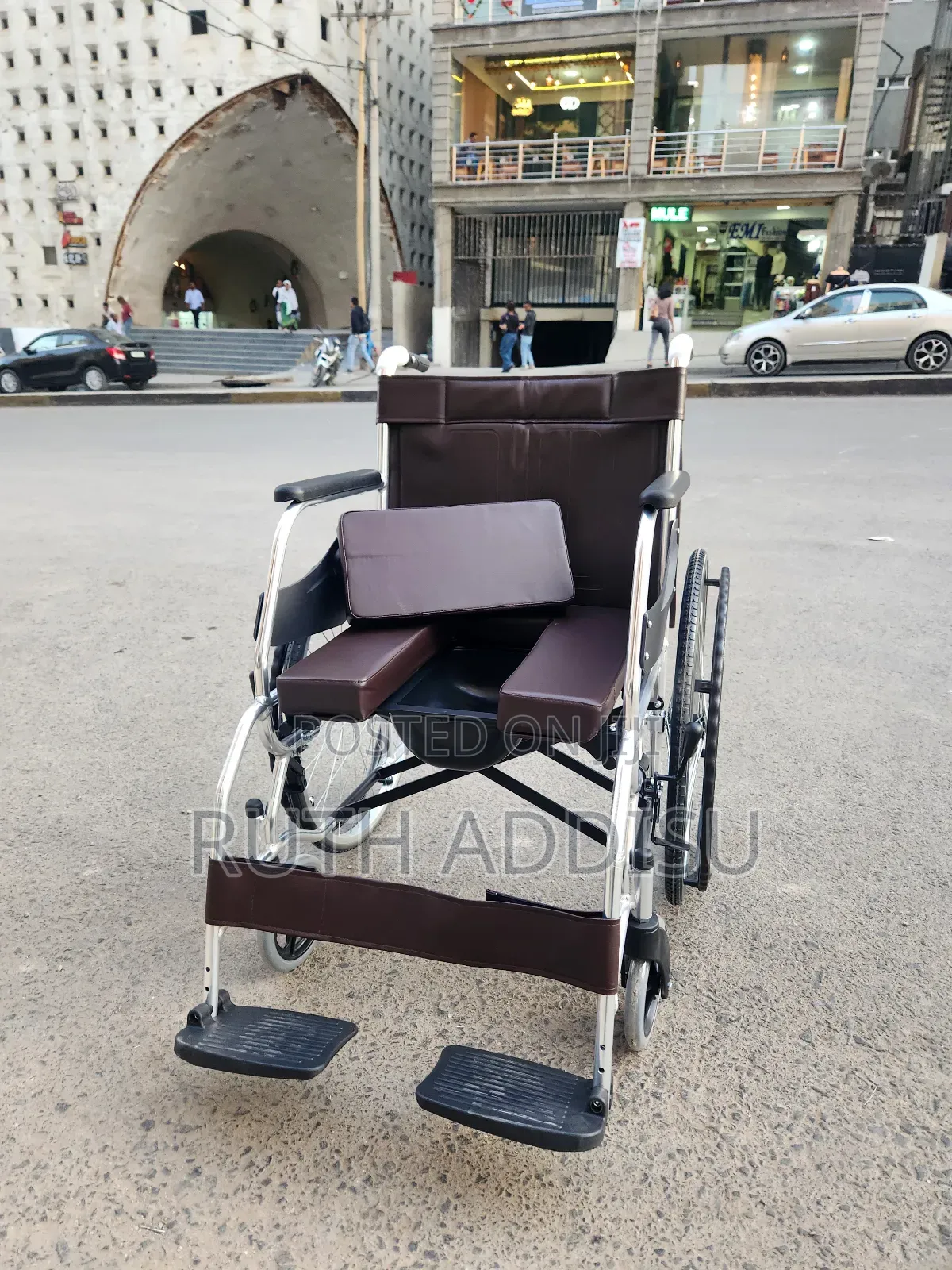 ኮሞድ ዊልቸር With Popo U Shaped Cut Toilet With Mika Leg Rest Wheelchair