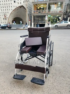 ኮሞድ ዊልቸር With Popo U Shaped Cut Toilet With Mika Leg Rest Wheelchair