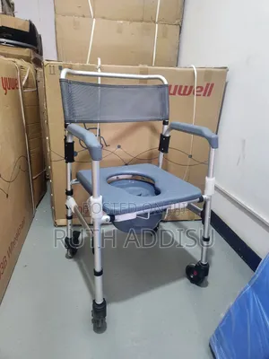 Commode Wheelchair Brand New With Plate Shower ቶይሌት ፖፖ ወንበር ምቹ ሻወር