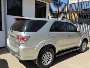 Toyota Fortuner 2013 Gold