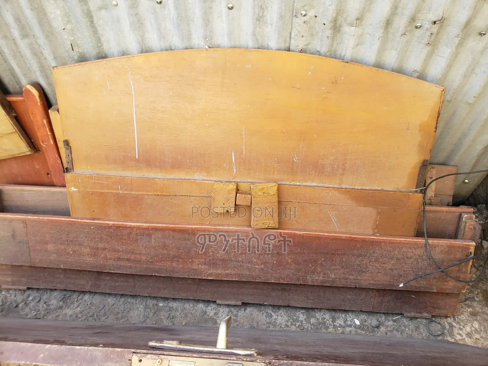 ያገለገሉ አልጋዎች እና በር