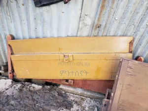 ያገለገሉ አልጋዎች እና በር