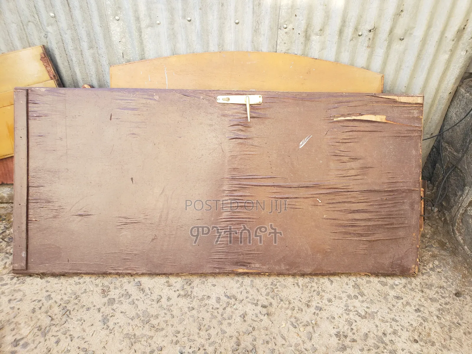 ያገለገሉ አልጋዎች እና በር