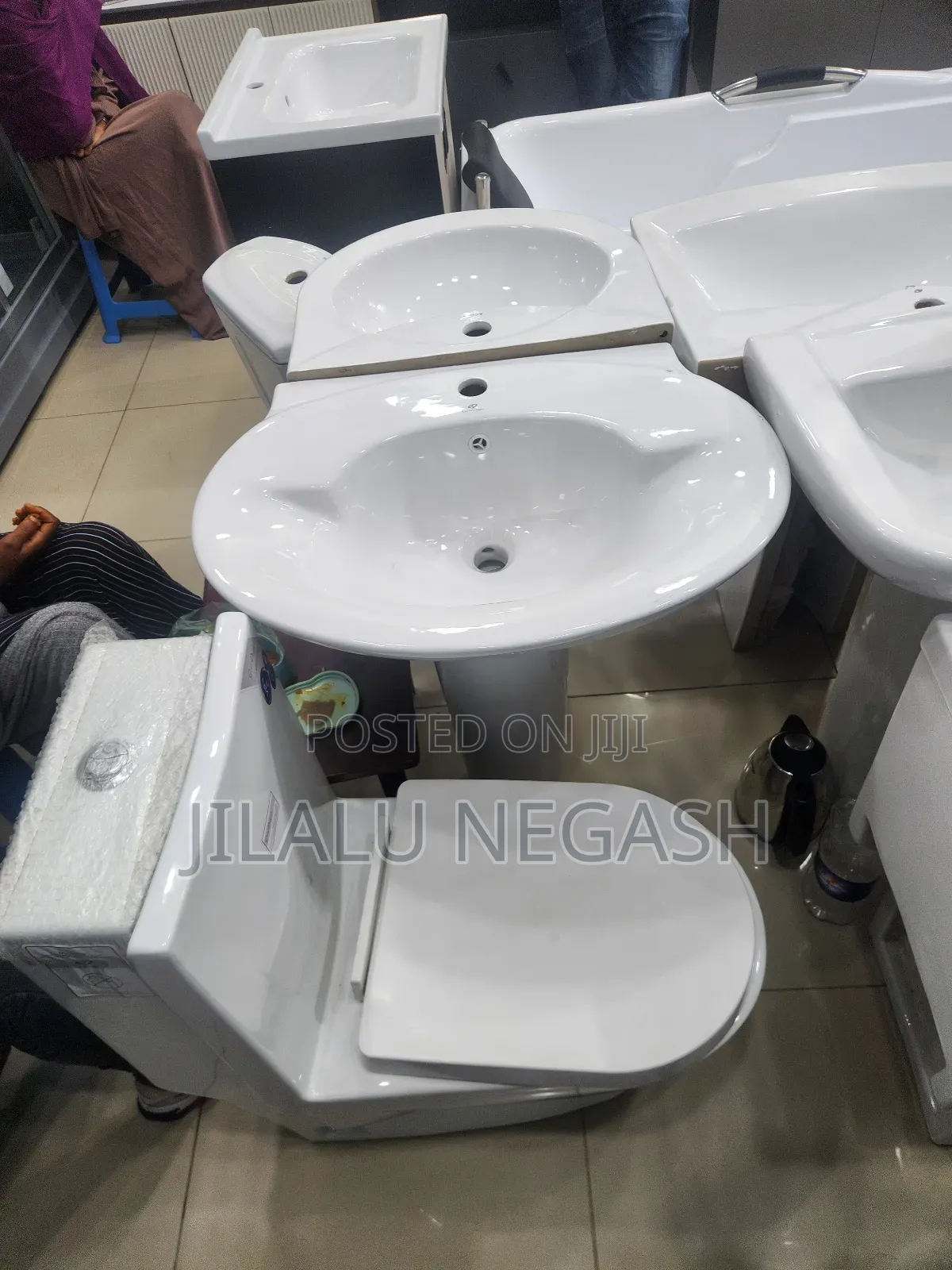 የሽንት ቤት መቀመጫ (Wc) በ ጎልድ ድራገን እና በ አኳ እኛ ጋር ያአገኛሉ