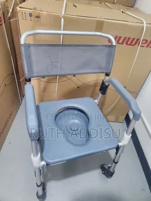 Commkde Foir Wheels Franed Commode Wheelchair ኮሞድ የፖፖ መጠቀሚያ በዛ ላይ ጎማ