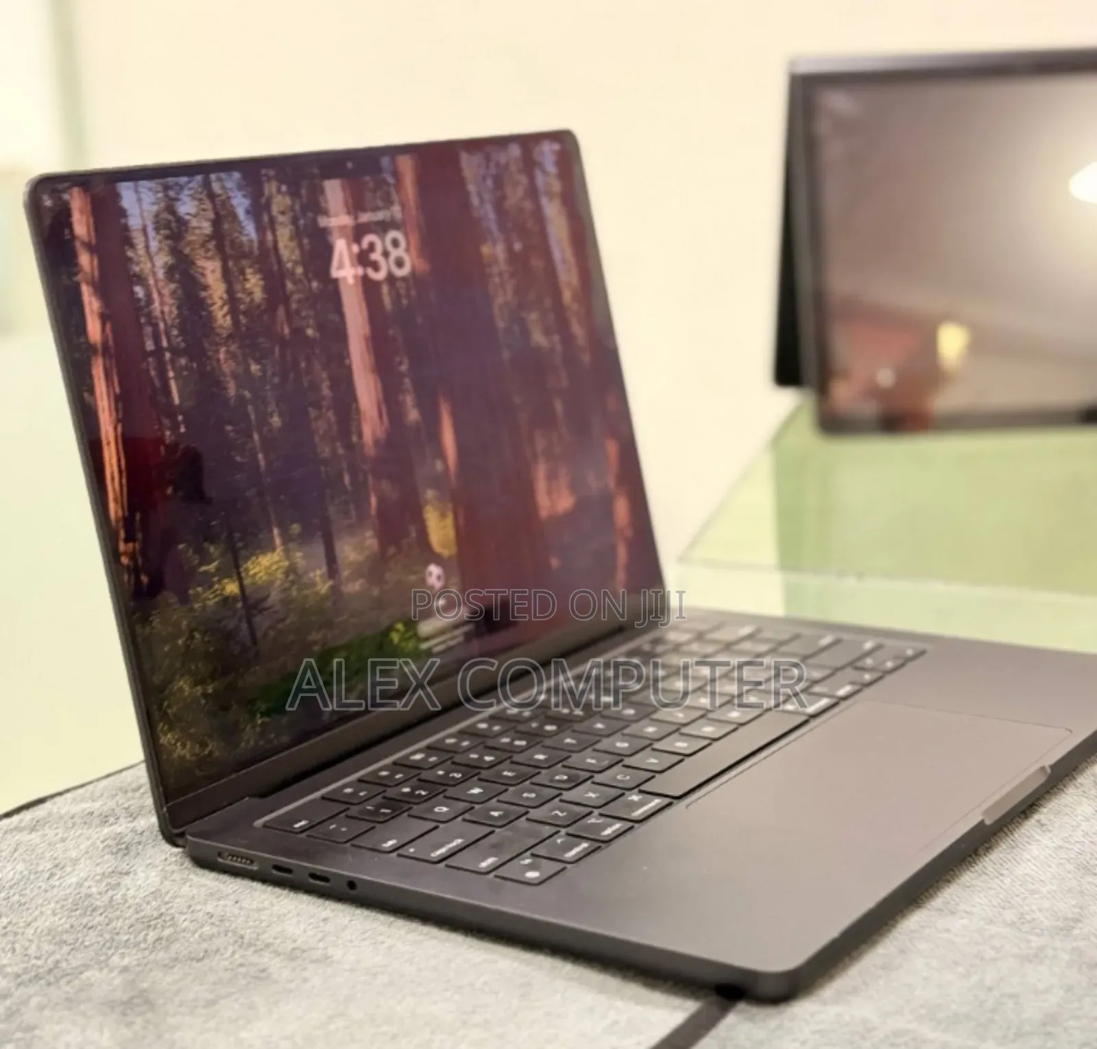 New Laptop Apple MacBook Pro 2024 M4 14-Inch 16GB Apple M4 SSD 512GB