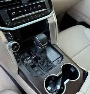 Toyota Land Cruiser 3.5 V6 2022 White