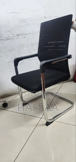 U Leg Gust Chair
