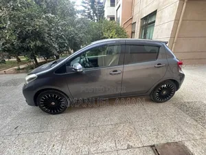 Toyota Yaris Base Hatchback 3dr 2011 Gray