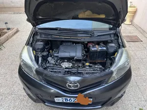 Toyota Yaris Base Hatchback 3dr 2011 Gray