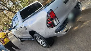 Toyota Hilux 2021 Silver