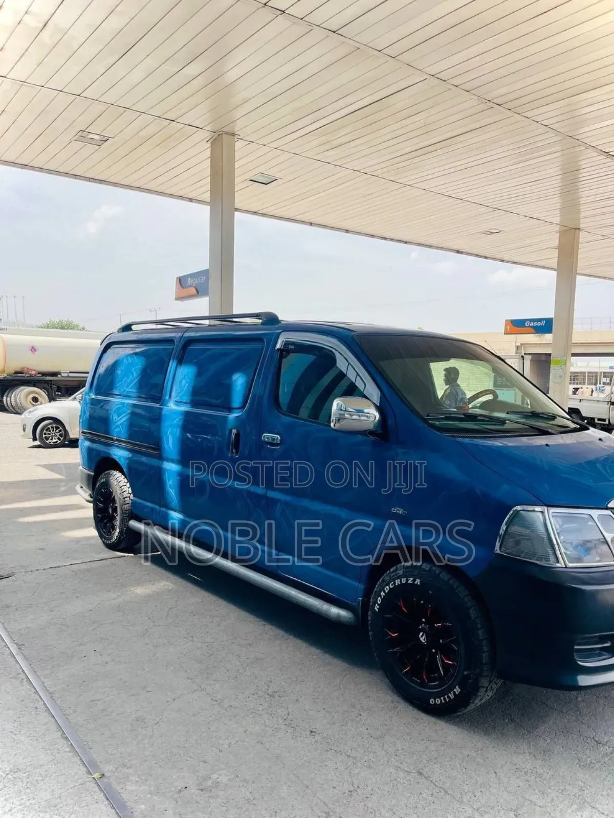 Toyota HiAce 2011 Blue