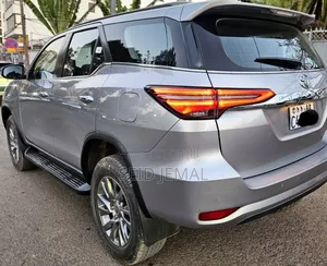 Toyota Fortuner 2023 Silver