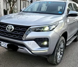 Toyota Fortuner 2023 Silver