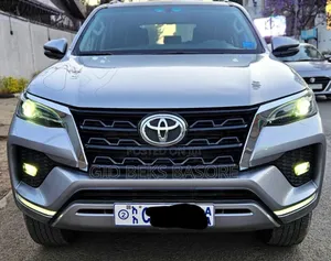 Toyota Fortuner 2023 Silver