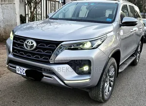 Toyota Fortuner 2023 Silver