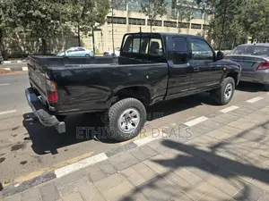 Toyota Hilux 2001 Black