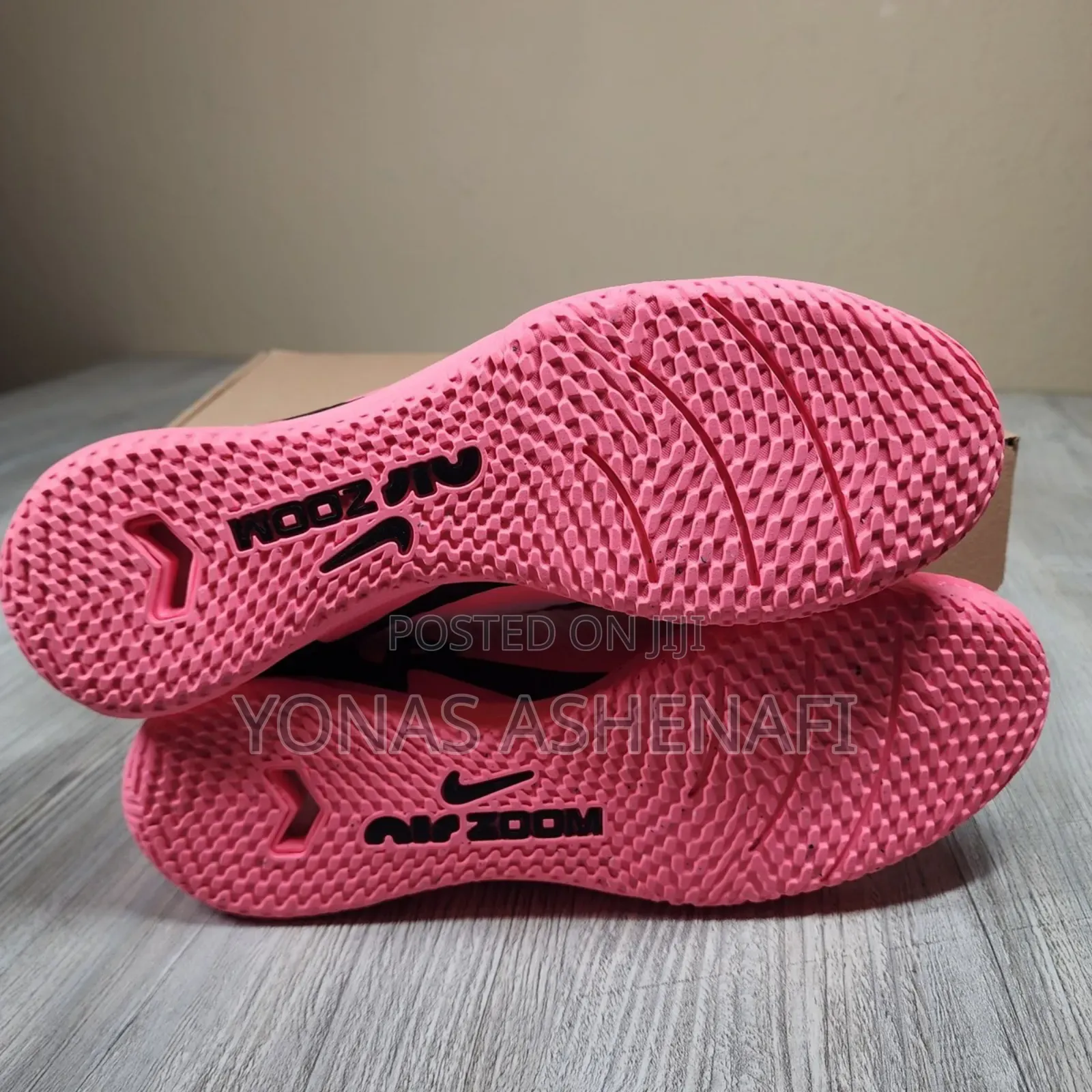 Zoom Mercurial Vapor Academy Ic in the "Pink Foam/Black" Colorway.