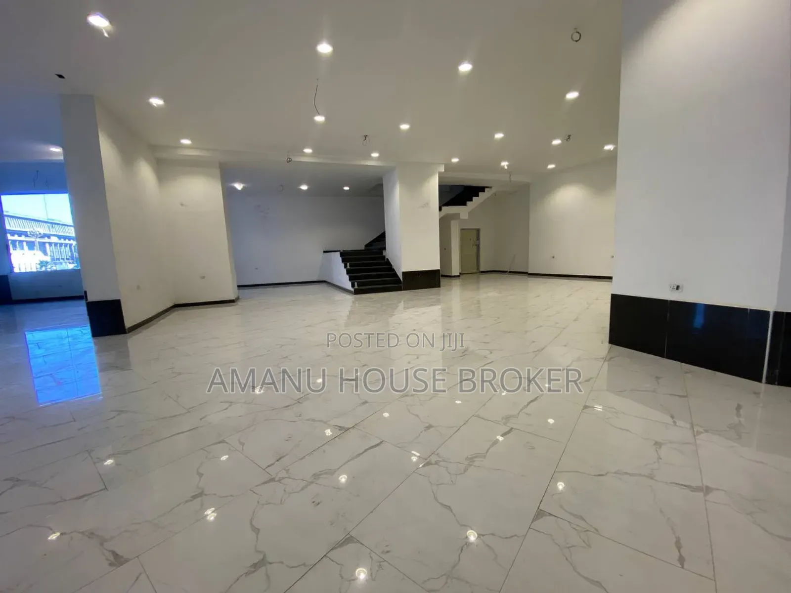 አስቸኳይ የሚሸጥ ለቢሮ፣ለሱፐር ማርኬት ፣ለሬስቱራንትና ለካፌ የሚሆን