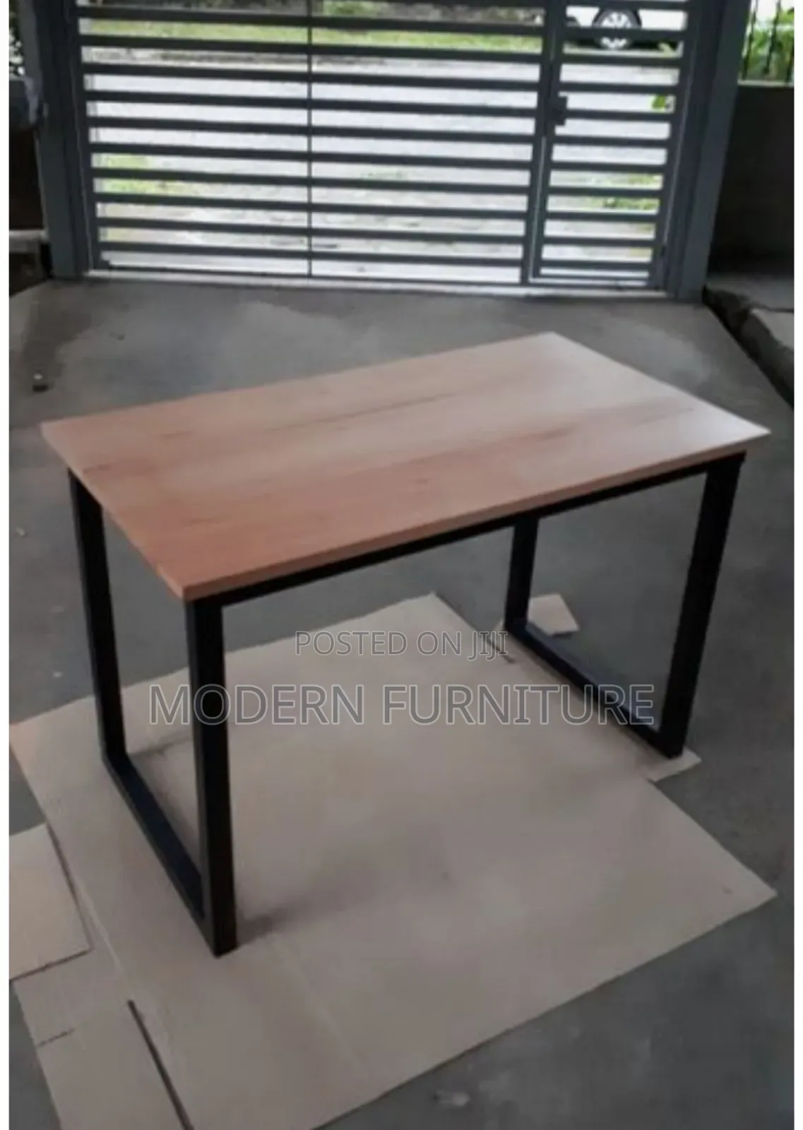 Office Stadiy Table የቢሮ ማንበብያ ጠረፔዛ