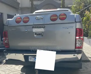 Toyota Hilux 3.0 D-4D 4x4 2015 Gold