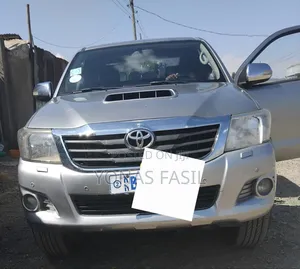 Toyota Hilux 3.0 D-4D 4x4 2015 Gold