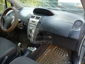 Toyota Yaris 2010 Silver