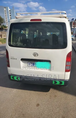 Toyota HiAce 2011 White