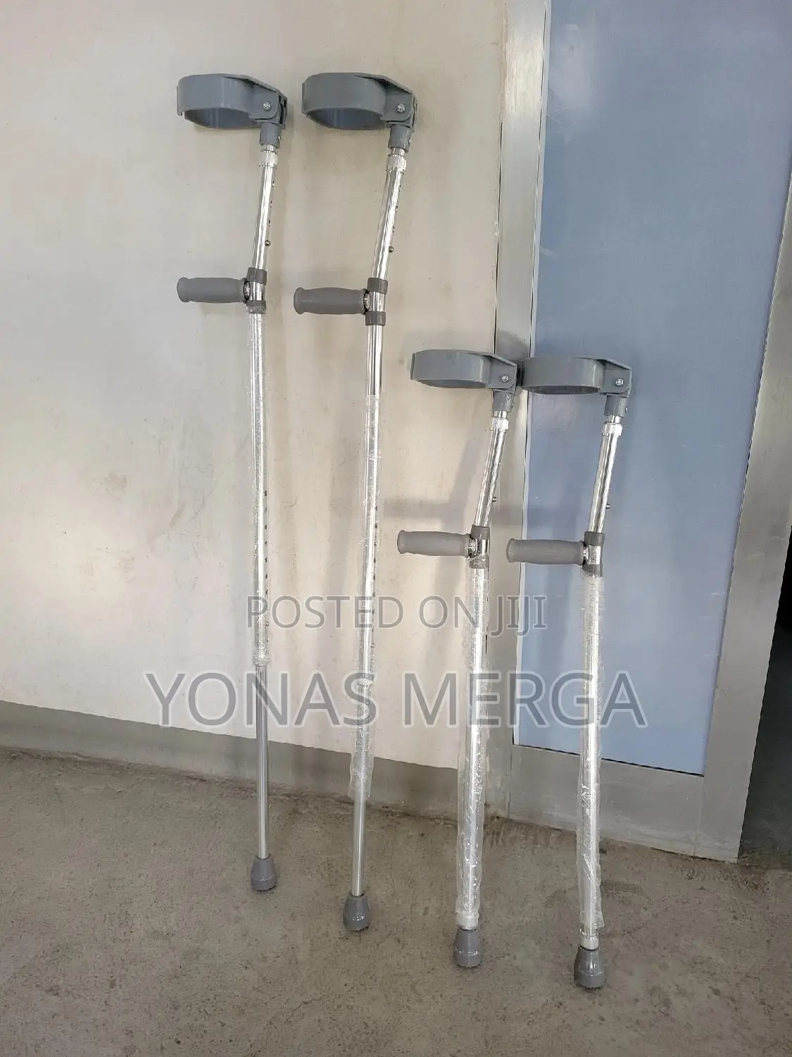 Pair Forearm Crutches嘴飆pressure Off of Injured or Operated on Legs