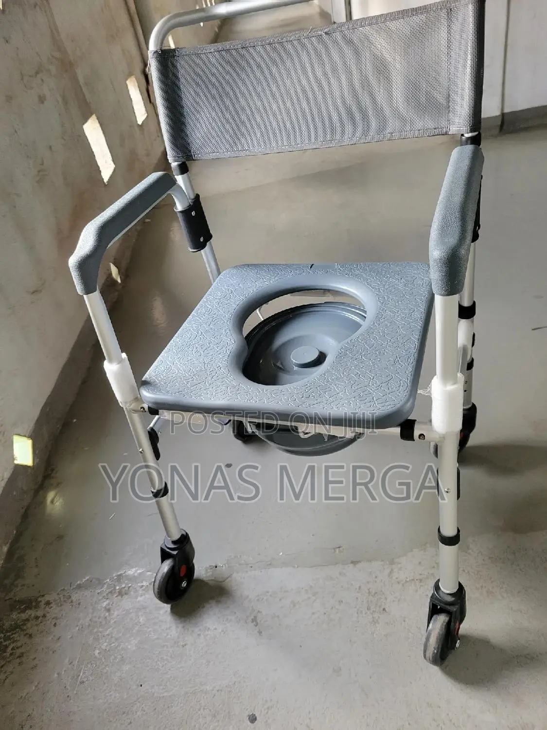 Quality Aluminum Wheelchair鬱巉shower Use, Equipped With 4 Secure Wheels