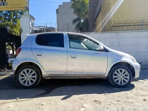 Toyota Vitz 2002 Silver