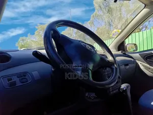 Toyota Vitz 2002 Silver