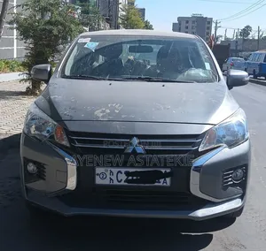 Mitsubishi Attrage 2022 Silver