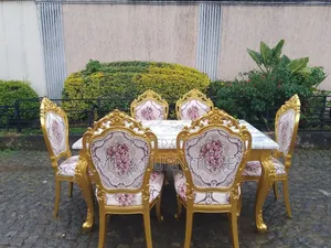 የ ቱርክ ዳይኒንግ ቴብል