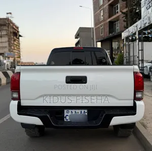 Toyota Tacoma 2018 White