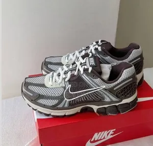 Nike Zoom Vomero 5 Fossil