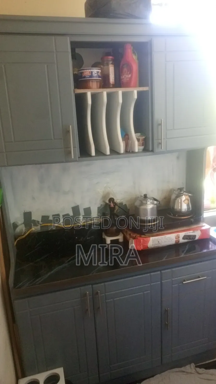 ትንሽ ጊዜ ያገለገለ ተንቀሳቃሽ ተደራራቢ ካብኔት