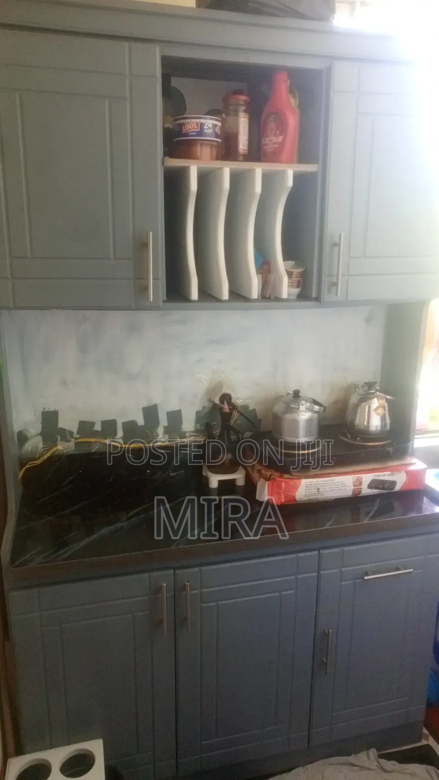 ትንሽ ጊዜ ያገለገለ ተንቀሳቃሽ ተደራራቢ ካብኔት