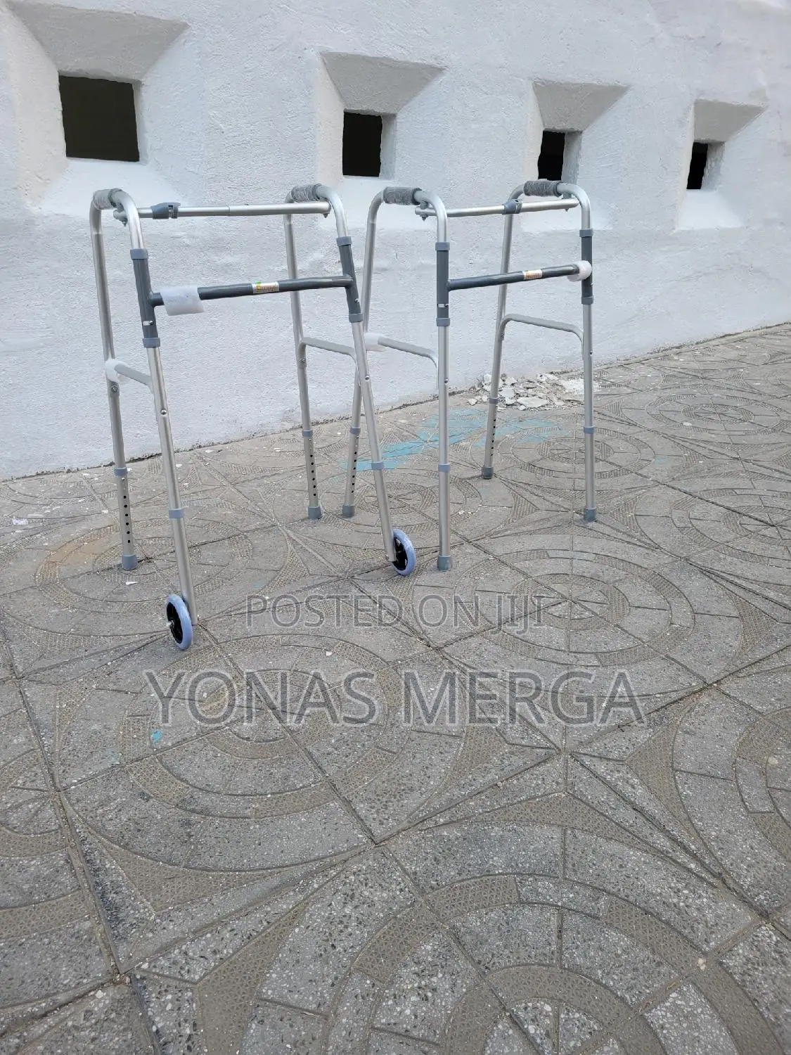 Walker兢塚 Stand Assist Walker Offers Superior Support