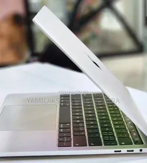 New Laptop Apple MacBook Pro 2018 8GB Intel Core I5 SSD 256GB