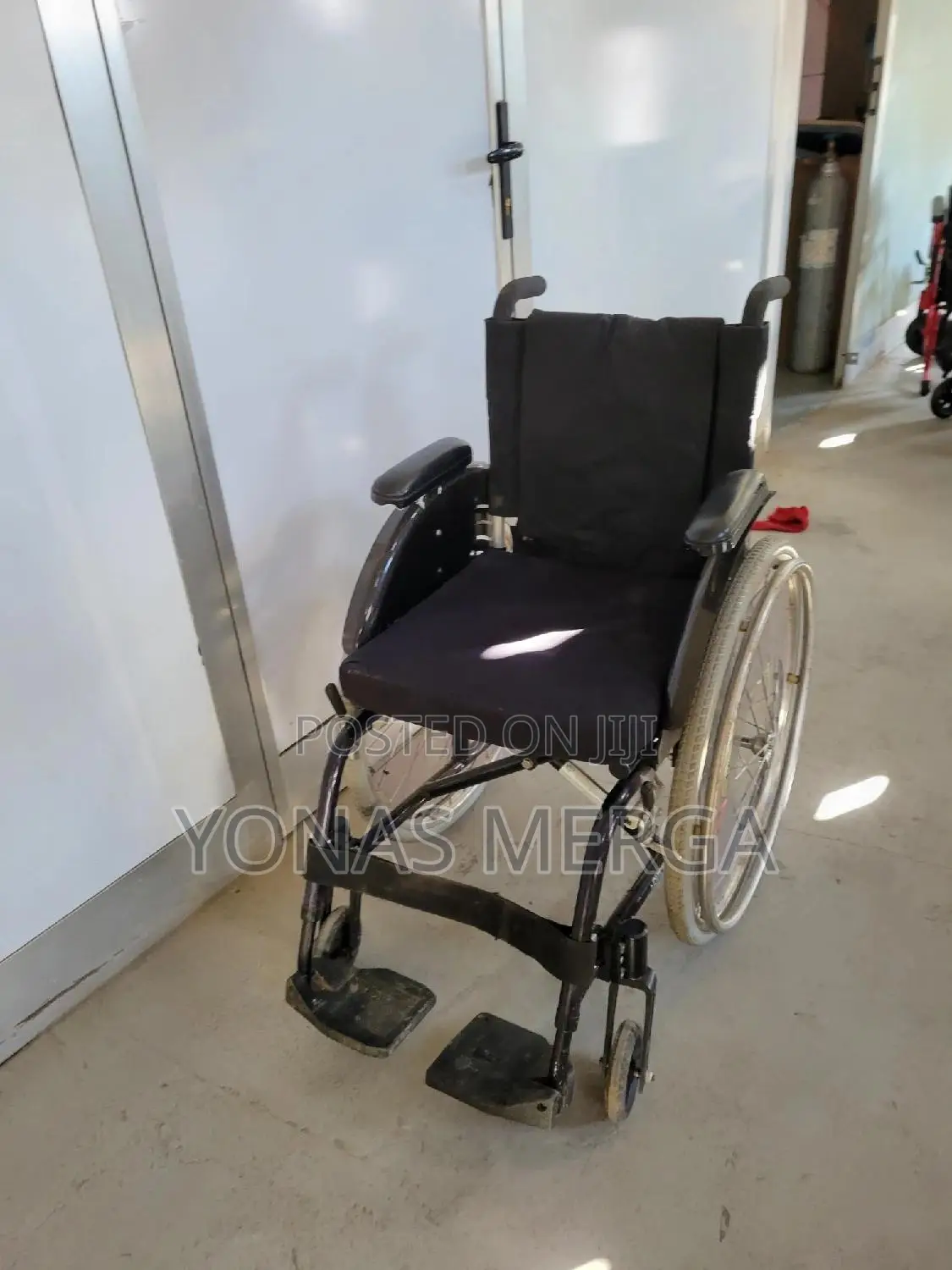 Folding Wheelchair剪風wheelchair 16′′X18′′ Including Foam Cushion
