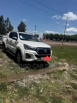 Toyota Hilux Revo Double Cab Deisel 2.4 AWD 2018 White