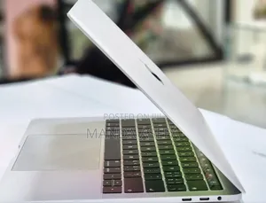 New Laptop Apple MacBook Pro 2018 8GB Intel Core I5 SSD 256GB