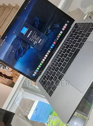 New Laptop Apple MacBook Pro 2017 16GB Intel Core I5 SSD 256GB